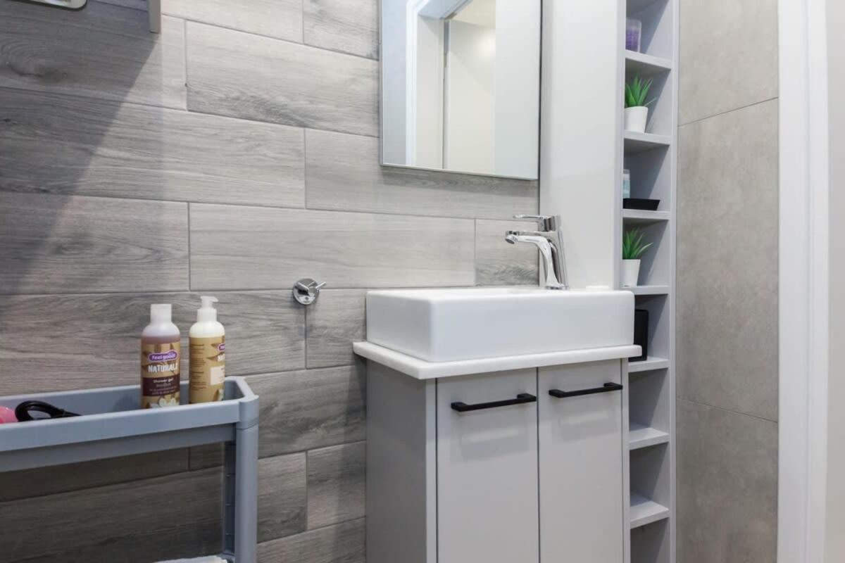Cosy New Near Hilton Area Apartment Athens