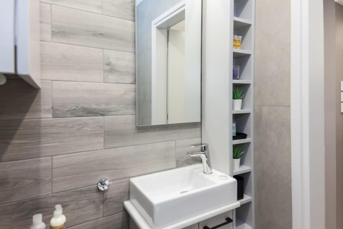 Cosy New Near Hilton Area Apartment *